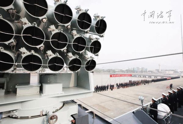 原文配图：郑州舰入列命名，标志着该舰正式加入人民海军战斗序列。