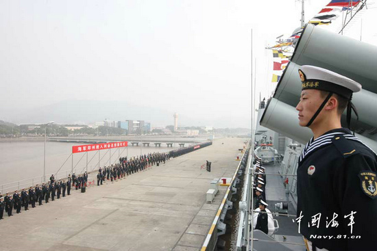 中华神盾郑州舰入列命名仪式现场。