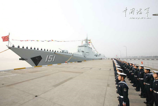 郑州舰举行升旗仪式。