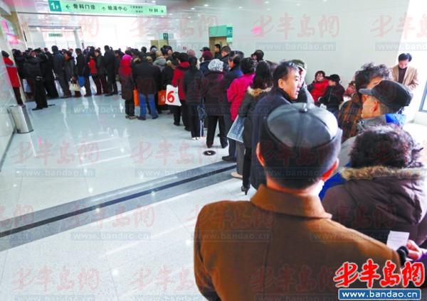 齐鲁医院义诊首日爆满老两口6小时只量个血压