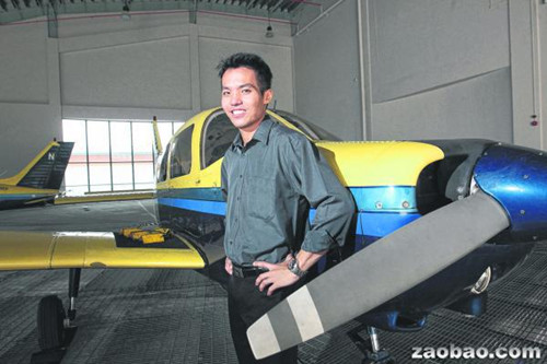 新加坡30岁华裔自费赴美学开飞机 有望圆太空