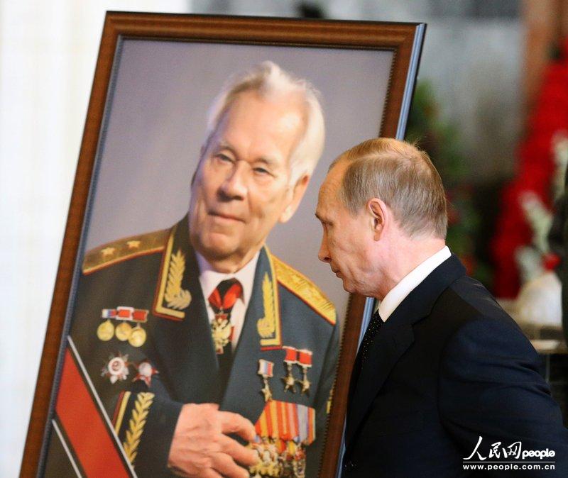 当地时间2013年12月27日,俄罗斯mytishchi,俄罗斯总统普京出席ak47之