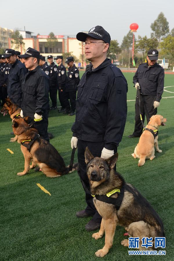 12月27日,参加比武的特警队员在进行擒敌演练.