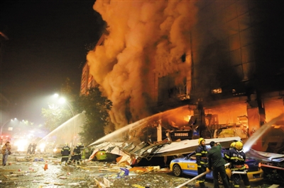 12月26日，消防人员在泸州市摩尔玛商场天然气爆燃事故现场灭火。截至27日11时，爆燃事故共造成4人死亡，40人受伤。新华社发