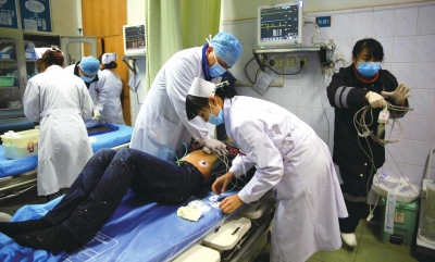 27日，医护人员在救治四川省泸州市江阳区摩尔玛商场天然气爆燃事故伤员。新华社发