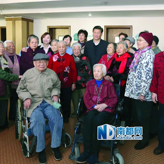 习近平在四季青敬老院与老人合影。 新华社图片