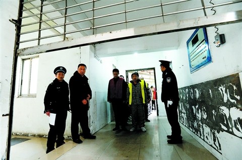 ⑤押解车内民警再一次点名.   ⑥第一看守所搬迁现场.
