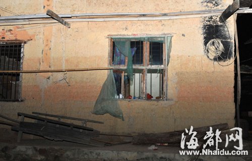爷孙三人住的土坯房