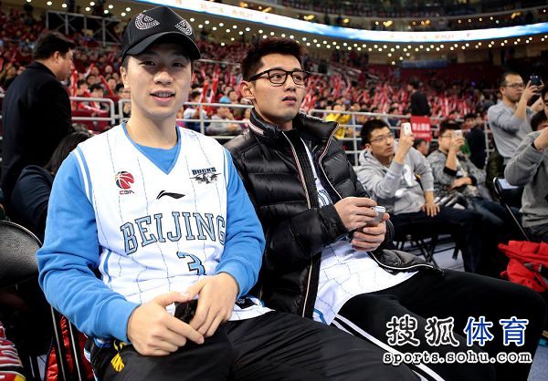 图文:马龙张继科观看cba 马龙穿北京队服