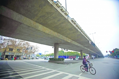 广东今年七高速通车    小图为南京城西干道桥改隧之前的水西门高架