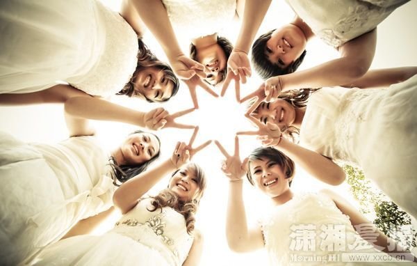 7名女生合拍毕业婚纱照 寒冬露臂引尖叫(图)