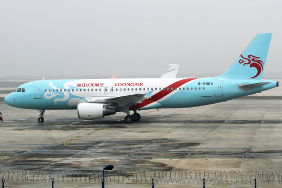 浙江长龙航空公司运营的两架空客a320飞机成