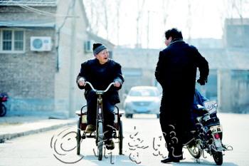 12月28日,100岁的温连三蹬着三轮车慢悠悠地在鄄城县城里遛弯,邻居停图片