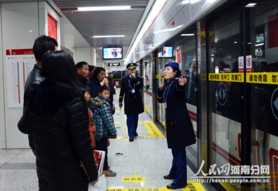 组图:郑州地铁开通 市民争相尝鲜拥挤如春运