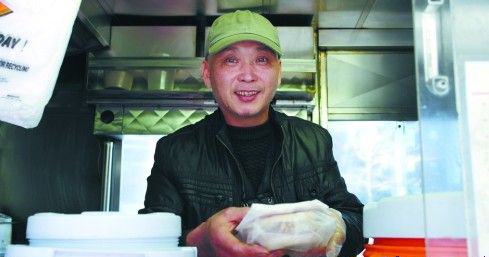 老谢请记者品尝他的手艺