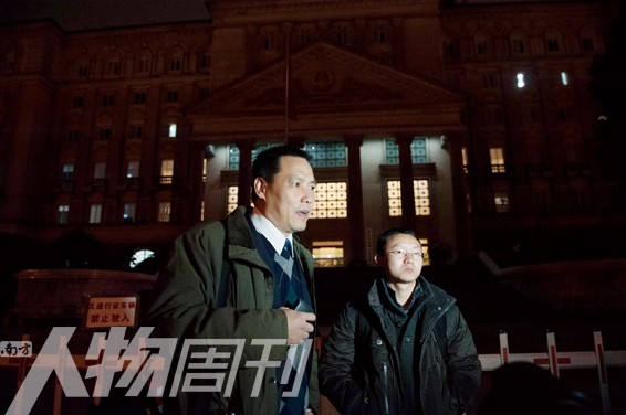 2012年12月28日晚，任建宇（右）与律师浦志强在重庆市高级人民法院前