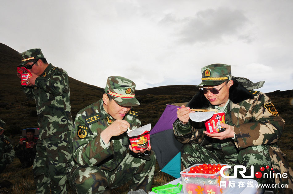 2008年4月26日郭毅力总队长在珠峰大本营护送