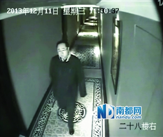 12月11日,在沈阳同一酒店28楼,闫石(上)与李晨阳先后经过走廊。视频截图