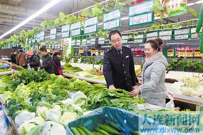 高新区国税局干部现场为商家提供服务(图)