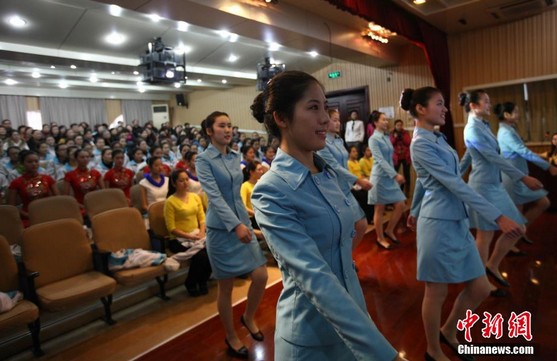 青岛女生穿制服汇报学习成绩 婀娜多姿(组图)