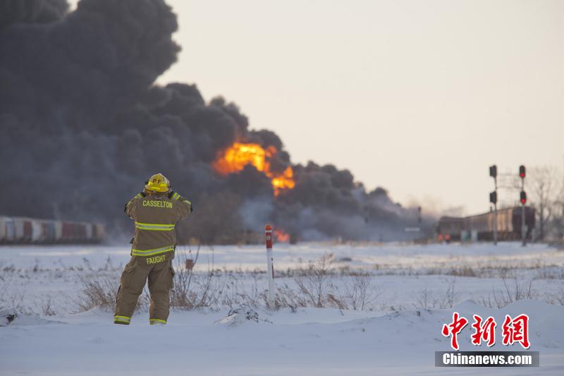 美国两列火车脱轨相撞 现场火云冲天(组图)