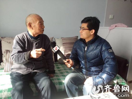山东广播电视台记者李化成在德州临邑县农民刘士贵家中采访.