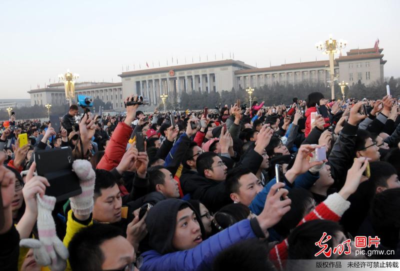 北京:数万观众观看天安门新年升旗仪式(组图)