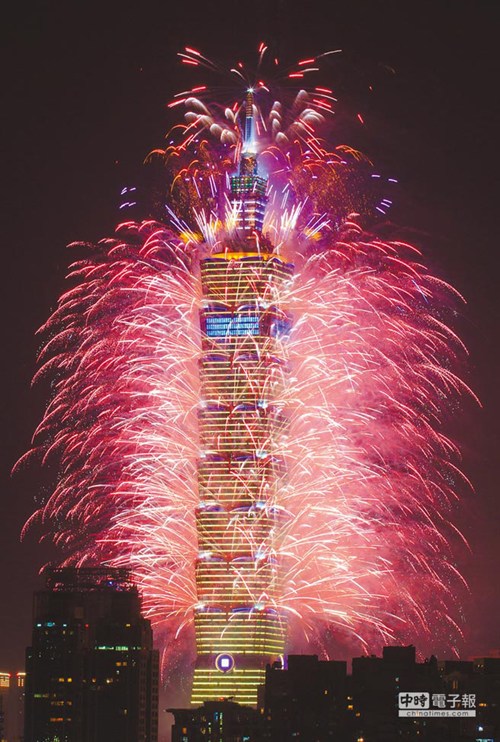 台北璀璨101烟火迎新年 百万人同欢(图)