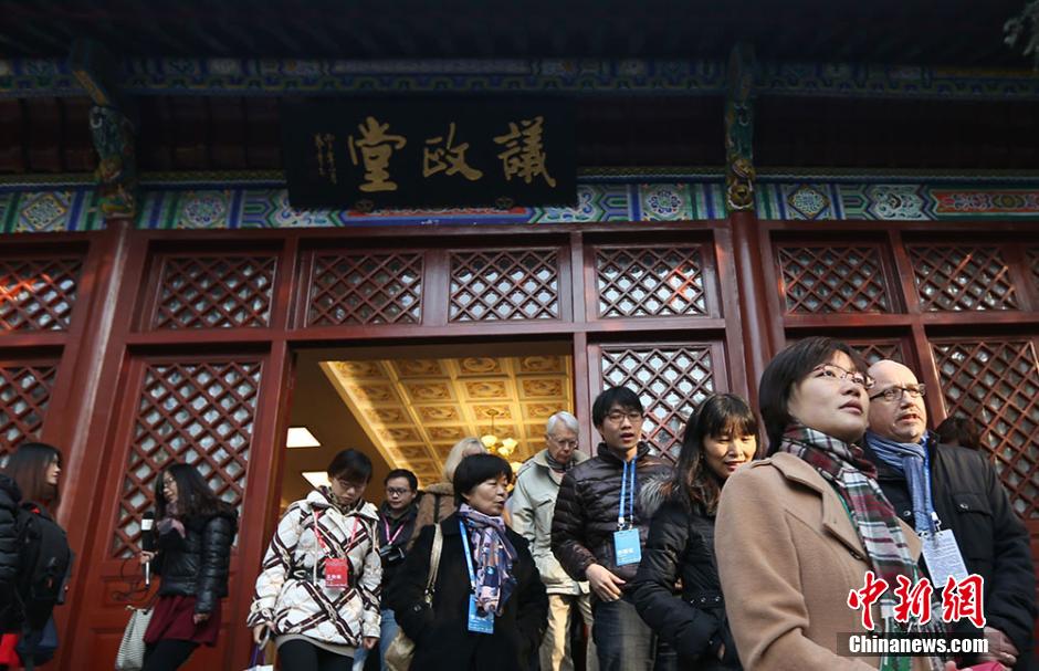南京市委大院首次对外开放 市委书记门前迎客