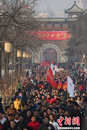 南京市民新年长跑"奔向青奥年(图)