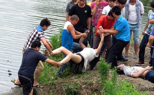 揭秘职业捞尸人:两女孩溺水现场惨不忍睹(图)