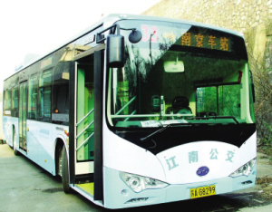 纯电动公交车驶上南京街头(图)