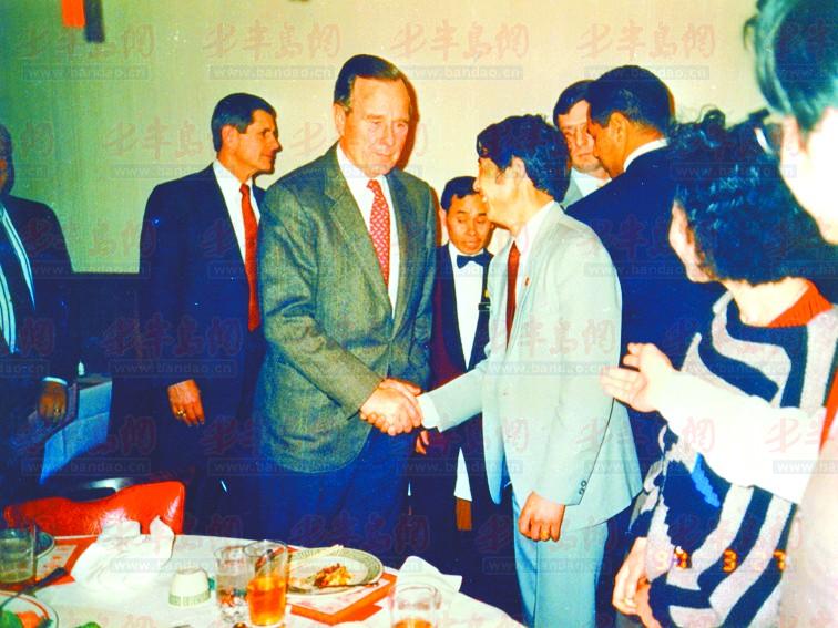 1990年3月27日，美国总统乔治·布什在美国北京饭店亲切接见青岛啤酒厂张建华副厂长