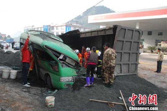 福建龙岩新罗区适中镇洋东村某路段发生一起交通事故,一辆货车在发生