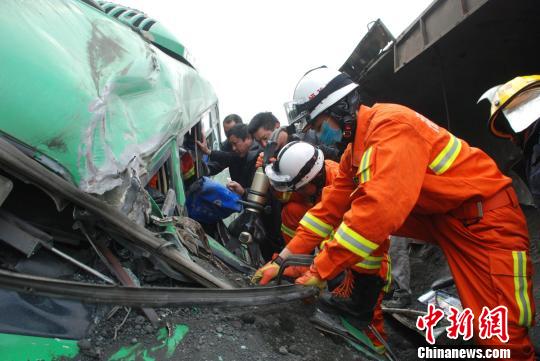 福建龙岩新罗区适中镇洋东村某路段发生一起交通事故,一辆货车在发生