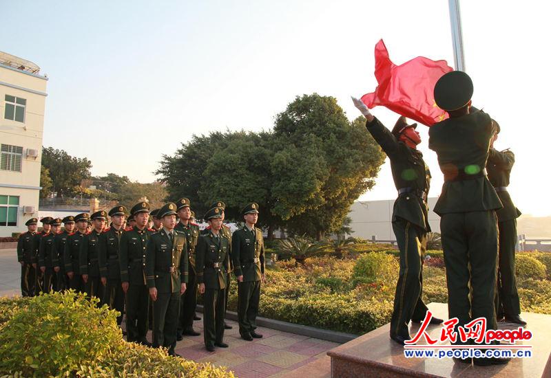 公安边防部队官兵喜迎新年(组图)