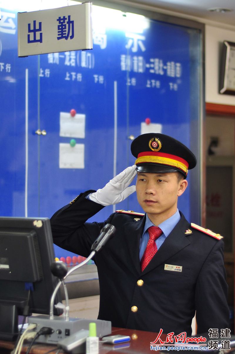南昌铁路局福州机务段的动车司机刘小林着一身铁路制服,拖着拉杆箱从