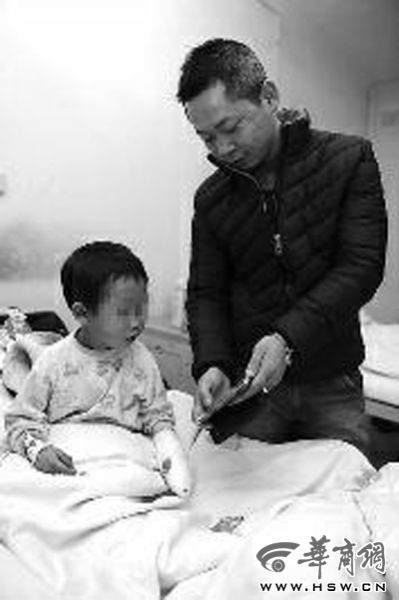 昨日下午，出租车司机姚力来到医院看望华华 本报记者 赵彬 摄