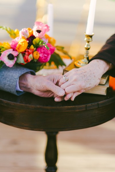 一对外国老夫妇拍摄《飞屋环游记》主题结婚照,庆祝61周年结婚纪念日