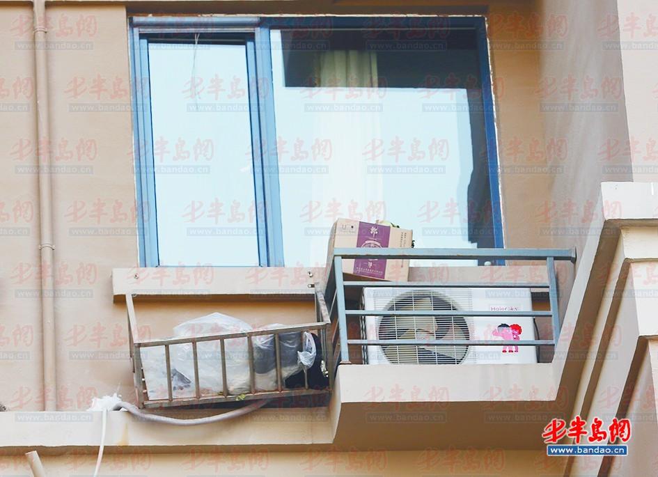 坠楼女子家的储物筐耷拉在窗外.
