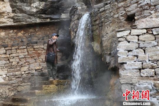 巫咸/重庆巫溪县宁厂古镇的白鹿盐泉是一眼天然盐卤泉。