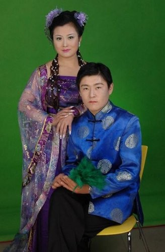 互联网大佬背后的女人:马化腾与妻子通过QQ相