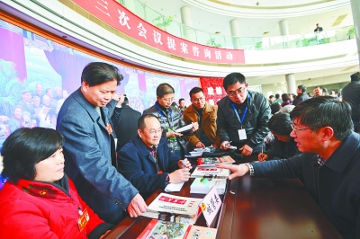 政协武汉市十二届三次会议提案咨询会现场。记者胡伟鸣摄