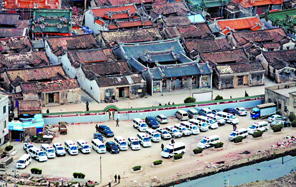 2013年12月29日,大量警车停在博社村外围的停