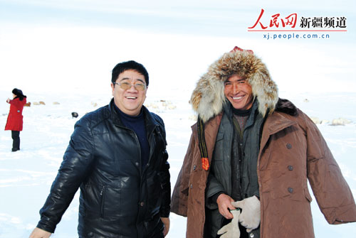 林肃到阿热勒乡冬牧场与牧民在一起.