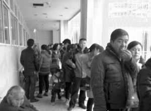 江宁医院输液区人满为患。