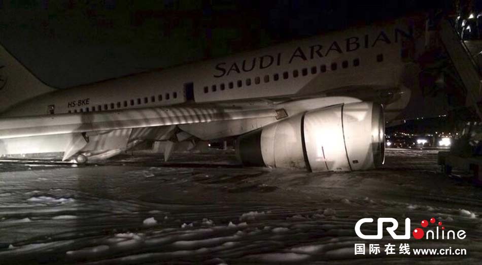 沙特一客机紧急迫降 致29人受伤(高清组图)