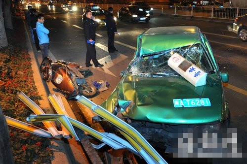 福州五一南路:宝马货车 夹击 的士撞电摩