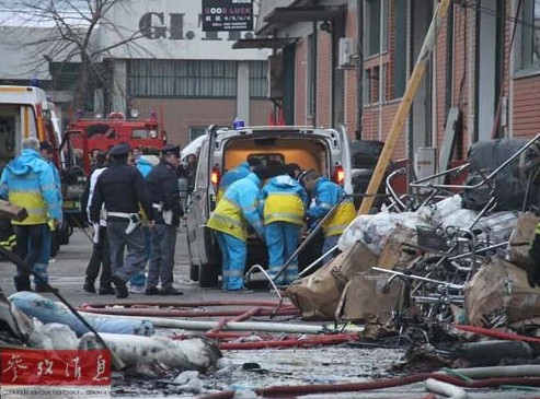 2013年12月1日，意大利普拉托发生火灾的华人服装厂。新华社发（阿尔贝托・林格里亚摄）