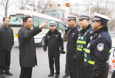新年第一天西宁市长王予波慰问一线执勤交警(